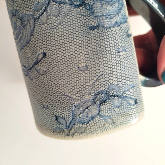 Handmade ceramic mug with teal floral lace print - Picture 8 of 10